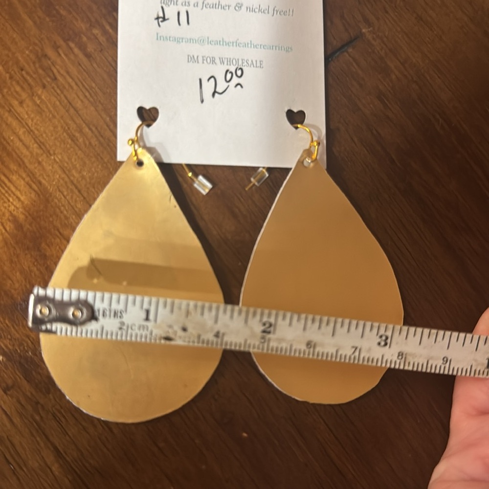🆕Leather Feather Gold Teardrop Earrings - Picture 4 of 6